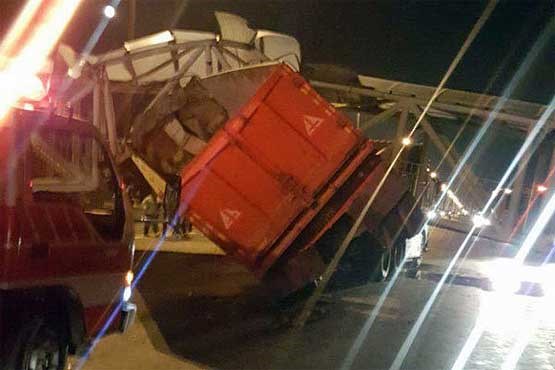 سقوط پل عابر پیاده روی خودروها + عکس