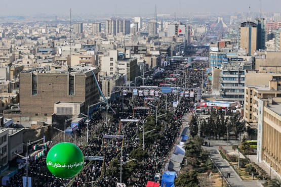 چتربازان ارتش بر فراز آسمان تهران+عکس