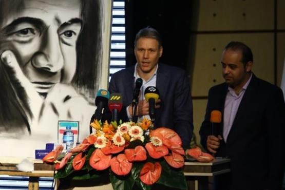 فان باستن: گزارش‌ها نشان می‌دهد ایرانی‌ها چقدر عاشق فوتبال هستند/من از حامیان و مشوقان تیم ایران هستم