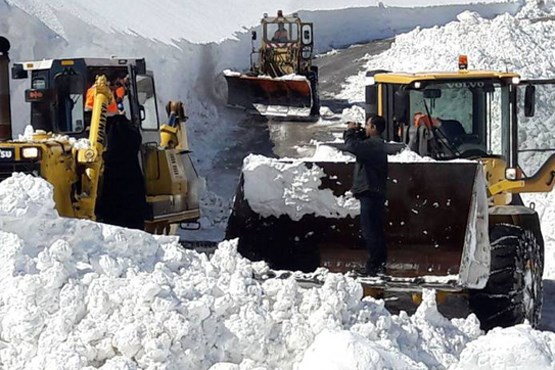 برف راه ۵۰ روستای ورزقان را مسدود کرد