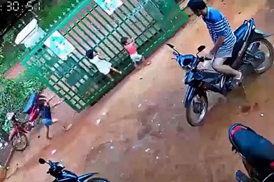 سقوط درب سنگین فلزی روی دو کودک
