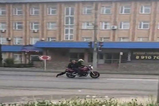 روش عجیب مامور پلیس برای بازداشت یک موتورسوار