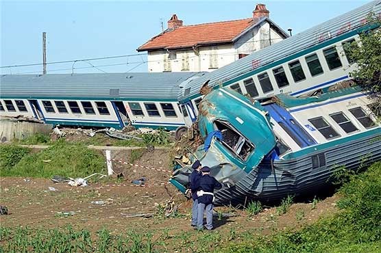 20 کشته و زخمی در برخورد قطار با کامیون + عکس