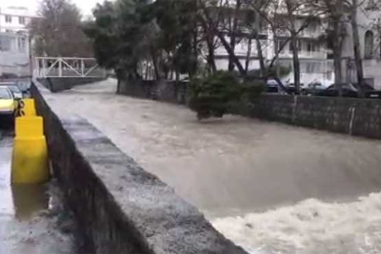 طغیان کانال آب در خیابان میرداماد تهران (فیلم)