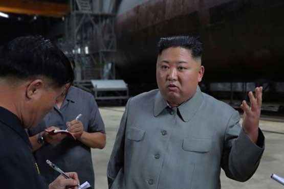 بازدید رهبر کره شمالی از زیردریایی غول‌ پیکر با قابلیت حمل موشک‌ بالستیک (+عکس)