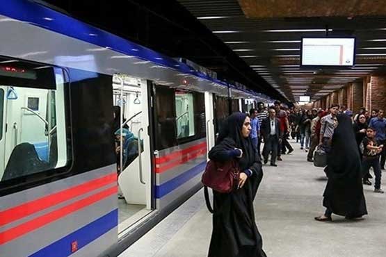 ازدحام جمعیت و سرگردانی مسافران در خط ۱ مترو تهران