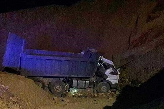 سقوط کامیون به گودالی در بزرگراه بابایی تهران +عکس