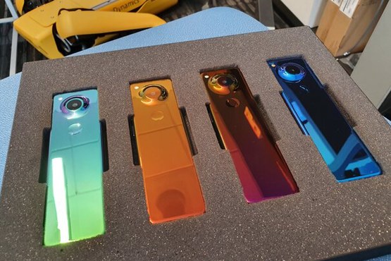 درازترین تلفن همراه دنیا با قابلیت تغییر رنگ! +عکس
