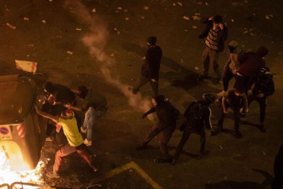ادامه اعتراضات در بارسلونا؛ پلیس از گاز اشک آور و آب پرفشار استفاده کرد