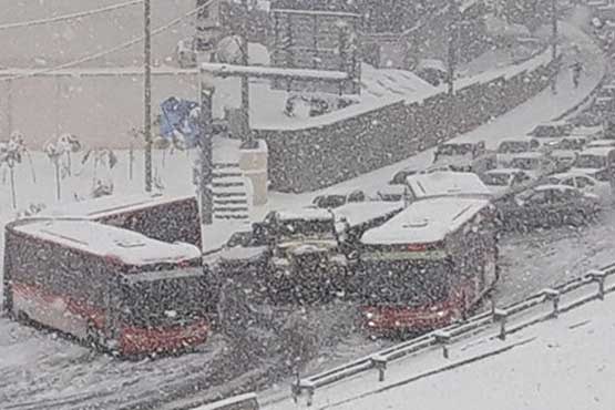 بارش برف دو خط اتوبوسرانی در تهران را مسدود کرد