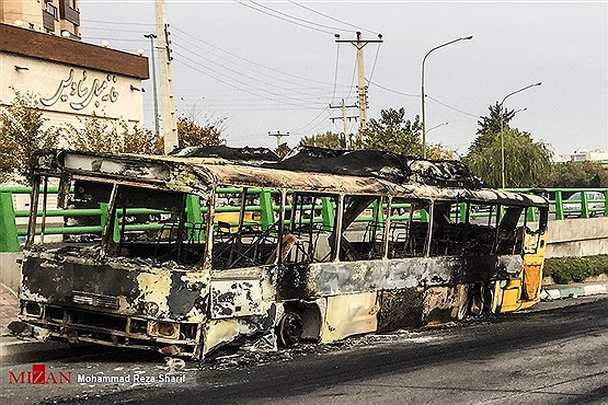 تصاویری از آتش زدن خودروهای شخصی و عمومی توسط اوباش