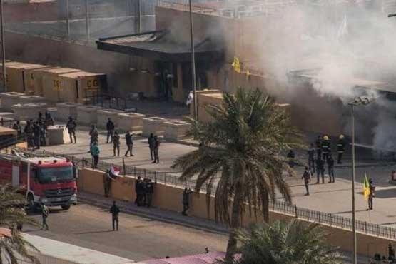 آغاز عقب‌نشینی معترضان عراقی از مقابل سفارت آمریکا