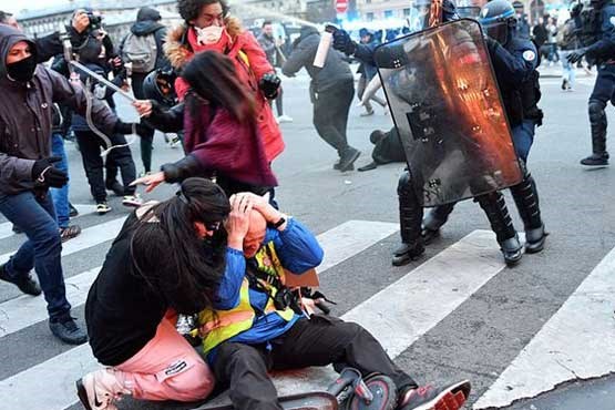حمله پلیس فرانسه به معترضان با گاز اشک‌آور