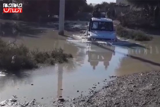 نحوه حرکت یک خودروی امدادی در مناطق سیل زده سیستان و بلوچستان