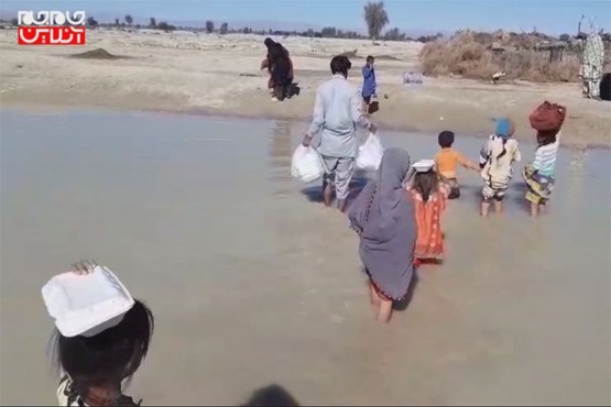 مشقت اهالی جنگارک سیستان و بلوچستان برای دریافت اقلام امدادی (فیلم)