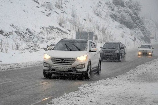 ترافیک در آزادراه کرج-تهران سنگین است/ بارش برف و باران در جاده‌های ۱۷ استان