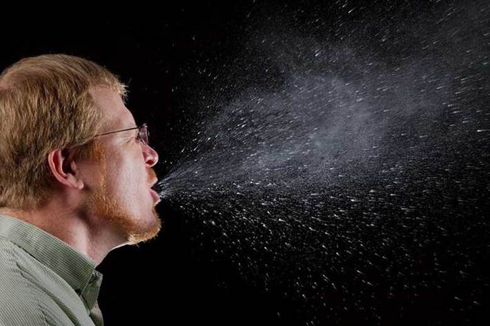 یک متخصص عفونی گفت: زمانی که فرد مبتلا به کرونا سرفه یا عطسه می کند، ذرات ریزی از بینی و دهانش خارج و به اطراف پرتاب می شود. این ذرات حدود یک تا دو متر می تواند در هوا معلق بماند و بعد از آن روی سطوح یا زمین می نشیند.