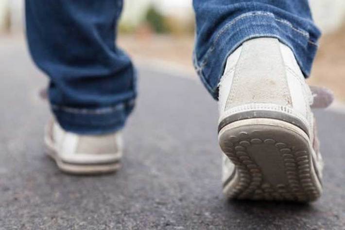 آیا می دانید ویروس کرونا قادر است تا در سطوح خارجی کفش ها، تا پنج روز فعال باقی بماند؟ بنابراین حتما به برخی نکات در ارتباط با بهداشت کفش هایتان توجه کنید تا کرونا به خانه شما قدم نگذارد...