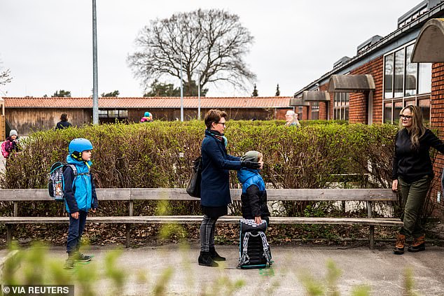 دانمارکی ها با رعایت فاصله اجتماعی به مدرسه برگشتند (عکس)