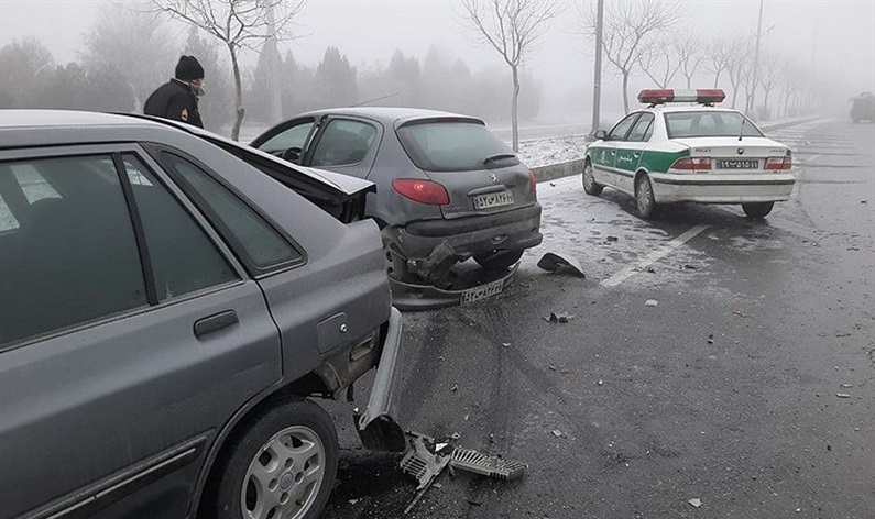 مهگرفتگی و لغزندگی جاده سبب تصادف زنجیرهای ۲۰خودرو در اراک شد مهگرفتگی و لغزندگی جاده سبب تصادف زنجیرهای ۲۰خودرو در اراک شد