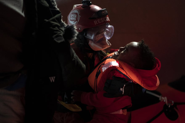 حمل عجیب یک بیمار مشکوک به کرونا / اعمال قانون با اسب (تصاویر) حمل عجیب یک بیمار مشکوک به کرونا / اعمال قانون با اسب (تصاویر)