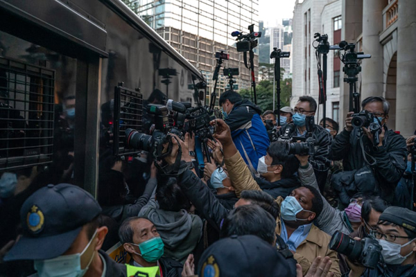 حمل عجیب یک بیمار مشکوک به کرونا / اعمال قانون با اسب (تصاویر) حمل عجیب یک بیمار مشکوک به کرونا / اعمال قانون با اسب (تصاویر)