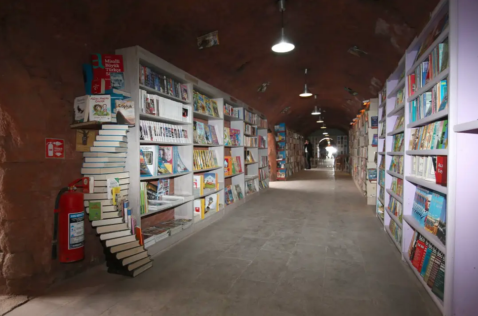 رفتگرانی که از زباله های مردم کتابخانه ساختند رفتگرانی که از زباله های مردم کتابخانه ساختند