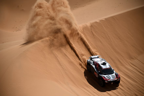 تلاش ناامیدانه برای یافتن مفقودان یک حادثه طبیعی (تصاویر) تلاش ناامیدانه برای یافتن مفقودان یک حادثه طبیعی (تصاویر)