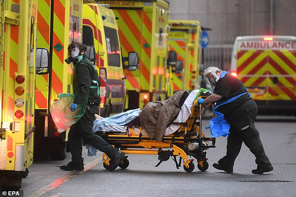 تلاش ناامیدانه برای یافتن مفقودان یک حادثه طبیعی (تصاویر) تلاش ناامیدانه برای یافتن مفقودان یک حادثه طبیعی (تصاویر)