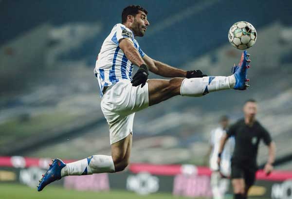 شوخی با حرکت شگفت انگیز؛ طارمی در راه بوندس لیگا! (+عکس) شوخی با حرکت شگفت انگیز؛ طارمی در راه بوندس لیگا! (+عکس)