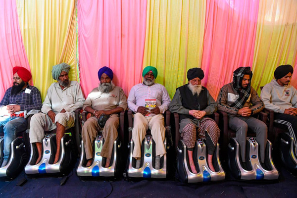 ماساژ پا بعد از مسدود کردن جاده ها / سرگرم کردن کودکان بیمارستان ها (تصاویر) ماساژ پا بعد از مسدود کردن جاده ها / سرگرم کردن کودکان بیمارستان ها (تصاویر)