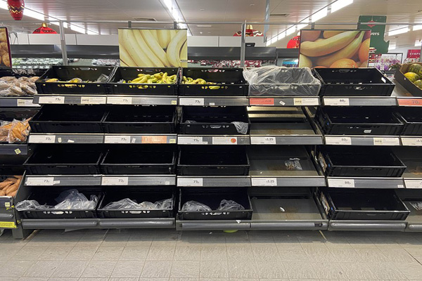 معضل خالی شدن قفسه فروشگاه های غذایی  (تصاویر)