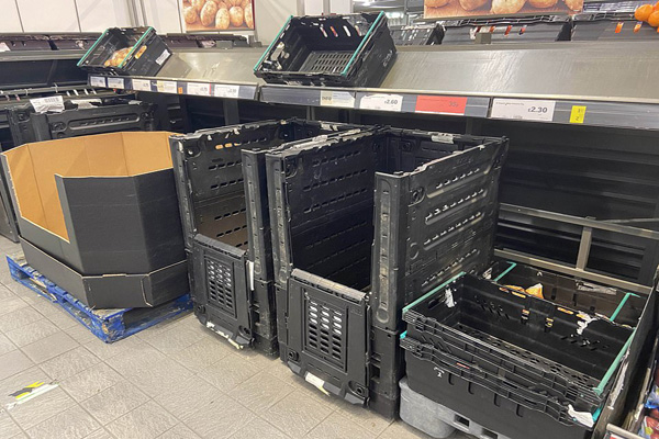 معضل خالی شدن قفسه فروشگاه های غذایی  (تصاویر)