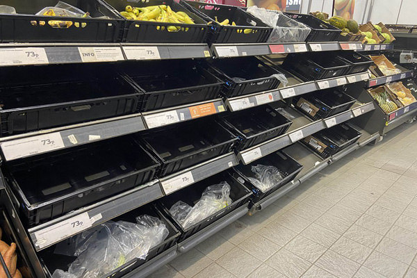 معضل خالی شدن قفسه فروشگاه های غذایی  (تصاویر)