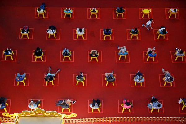 کلاس آنلاین بر روی خرابه های سیل (تصاویر) کلاس آنلاین بر روی خرابه های سیل (تصاویر)