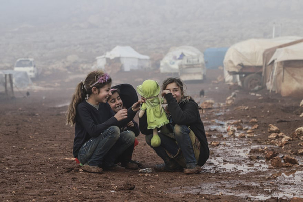 نجات مهاجران سرگردان بر روی آب / لذت کودکانه در اوج فقر (تصاویر) نجات مهاجران سرگردان بر روی آب / لذت کودکانه در اوج فقر (تصاویر)