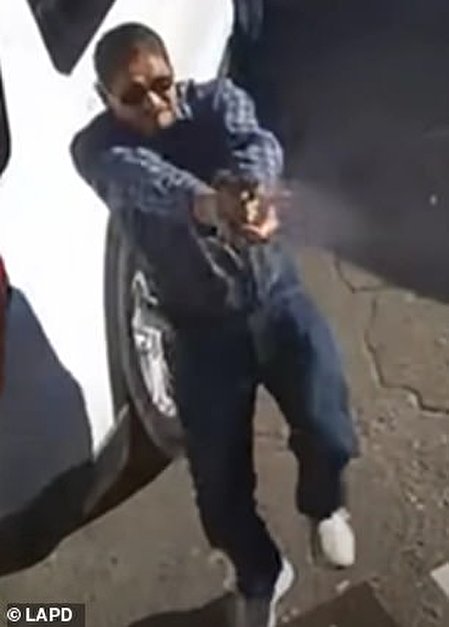فیلم لحظه شلیک یک مرد به همسرش در روز روشن فیلم لحظه شلیک یک مرد به همسرش در روز روشن