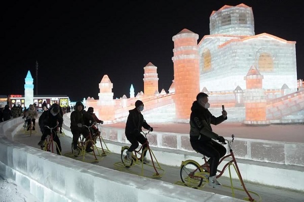 جذب گردشگر در جشنواره زیبای سازه های یخی چین (+عکس)