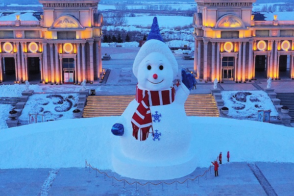 جذب گردشگر در جشنواره زیبای سازه های یخی چین (+عکس)