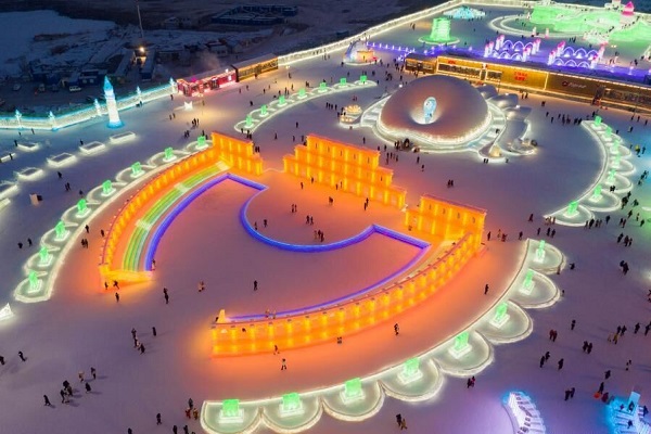 جذب گردشگر در جشنواره زیبای سازه های یخی چین (+عکس)