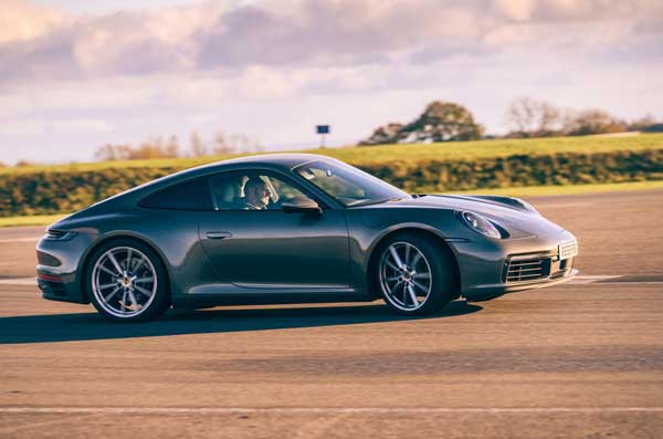 شورولت کوروت C8 در برابر پورشه ۹۱۱ (+عکس) شورولت کوروت C8 در برابر پورشه ۹۱۱ (+عکس)