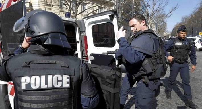در یک حادثه تیراندازی در مرکز فرانسه، دستکم سه نیروی پلیس کشته شدند و یک افسر پلیس دیگر نیز زخمی شده است.