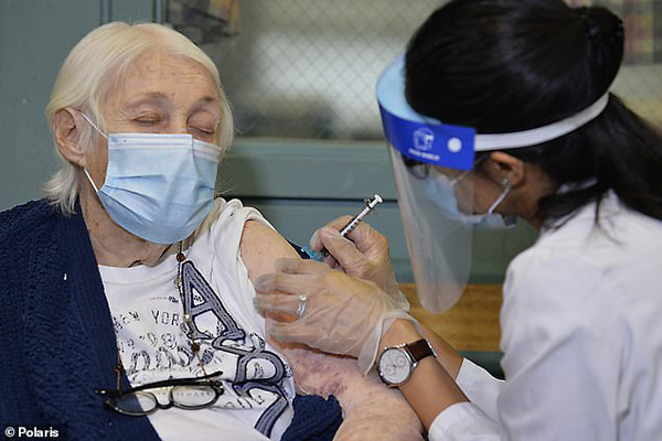 عذرخواهی نخست وزیری که ماسک نزد / صف پر کردن کپسول اکسیژن برای بیماران کرونایی (تصاویر)