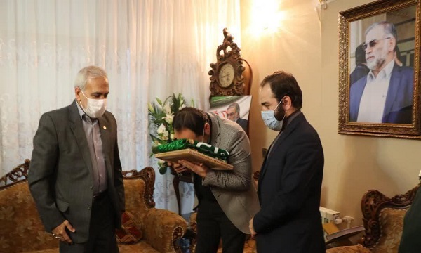 پرچم حرم مطهر رضوی به خانواده  پرچم حرم مطهر رضوی به خانواده