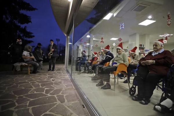 باز هم طوفان در بریتانیا / نوزادی با بیماری کرونا (تصاویر) باز هم طوفان در بریتانیا / نوزادی با بیماری کرونا (تصاویر)