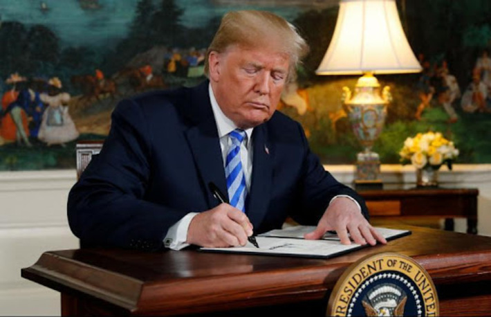 رئیس جمهور آمریکا بالاخره لایحه بسته کمکهای مالی 900 میلیارد دلاری کرونا را امضا کرد و مانع از تعطیلی دولت آمریکا شد.