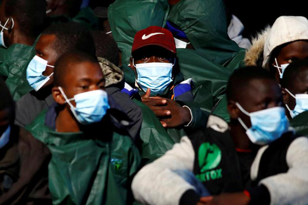 یادبود شانزدهمین سالگرد یک فاجعه / نجات مهاجران از مرگ (تصاویر) یادبود شانزدهمین سالگرد یک فاجعه / نجات مهاجران از مرگ (تصاویر)