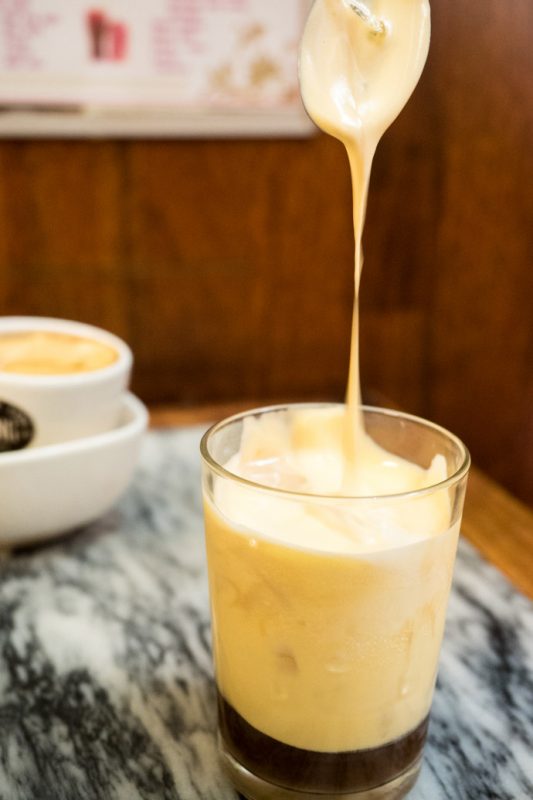 طرز تهیه بمب اسپرسوبازرده تخم مرغ و شیر