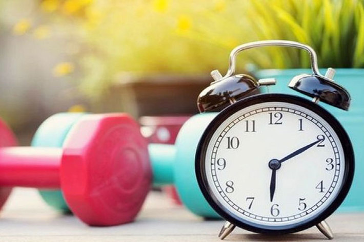 بدن ما بر اساس ساعت بیولوژیک کار می کند و با کمک آن فعالیت هایش را در ساعاتی از روز افزایش و در ساعاتی کاهش می دهد. با این حساب بهتر است صبح ها ورزش کنیم یا عصرها؟