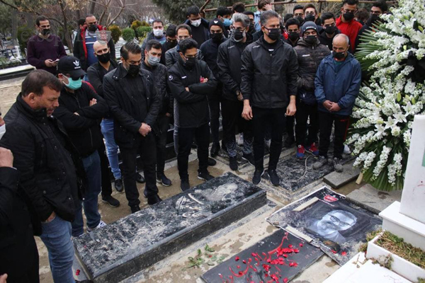 اشک یحیی و پرسپولیسی‌ها بر مزار میناوند و انصاریان (عکس)